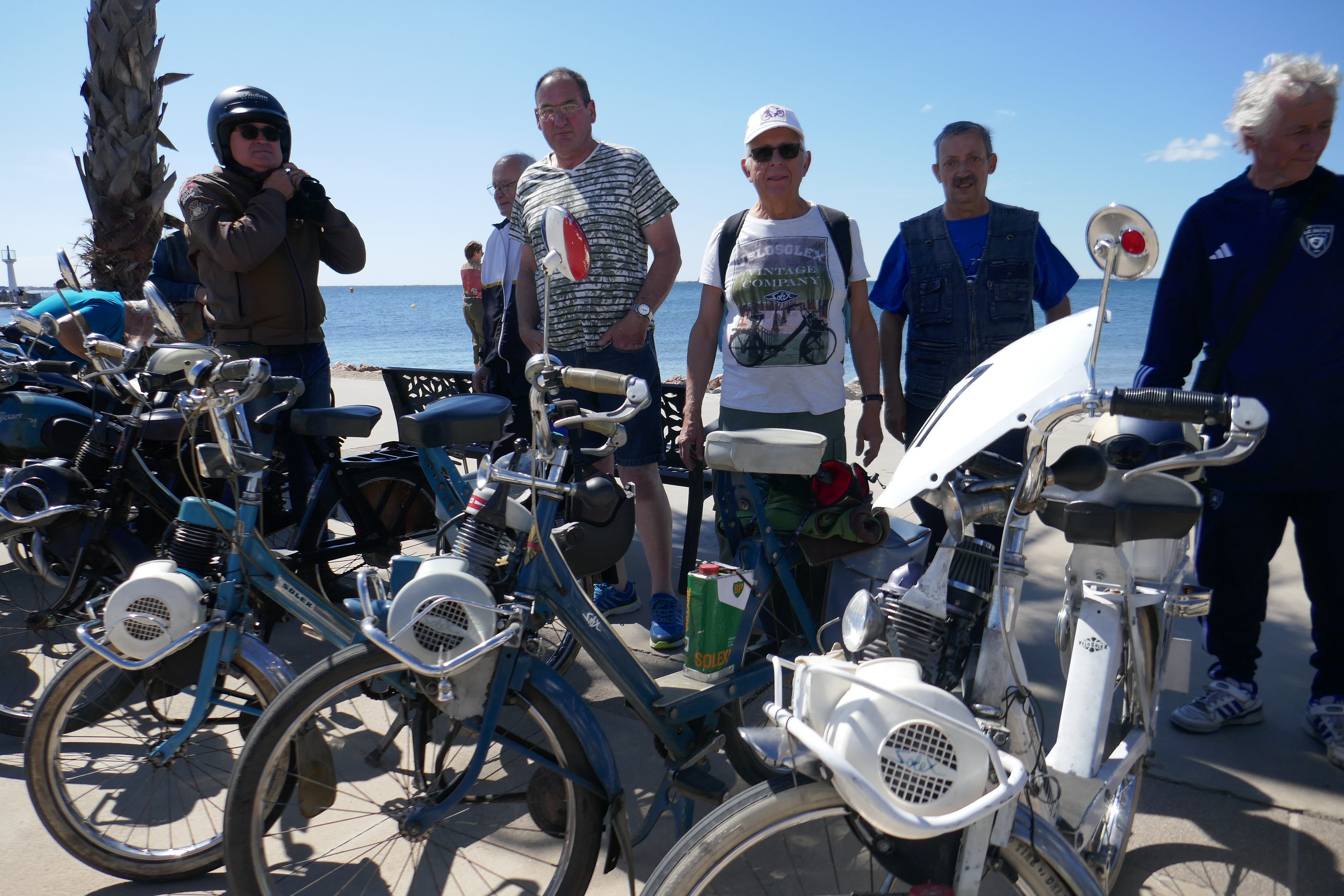cyclos à Mèze devant l'étang de Thau